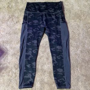 LN womens Fabletics 3/4 Camo powerhold leggings sheer side panels/pockets size L